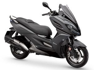 Scooter moderno negro preparado para alquilar una moto en Italia y moverse sin tráfico.
