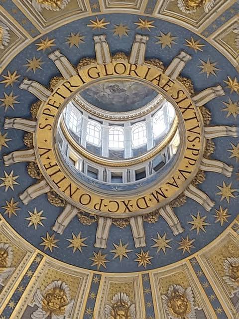 Vistas panorámicas de Roma desde la Cúpula de San Pedro, visita del Vaticano en una mañana.