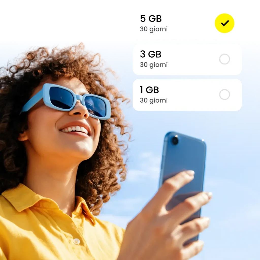 Mujer sonriente con gafas de sol usando el móvil mientras selecciona un plan de datos eSIM de Saily en Italia.
