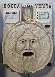 Bocca della Verità es una antigua máscara romana de mármol en Roma, Italia