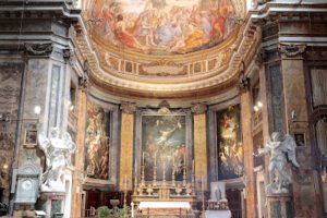 Basilica del XVII secolo con una navata singola e due angeli dipinti da Gian Lorenzo Bernini.