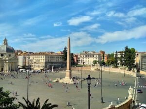 Vista de la Plaza de San Pedro al amanecer, primera parada de la ruta por el Vaticano en una mañana.