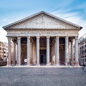 Celebre tempio databile dal 118 al 125 d.C. con cupola e tombe rinascimentali, inclusa quella di Raffaello.